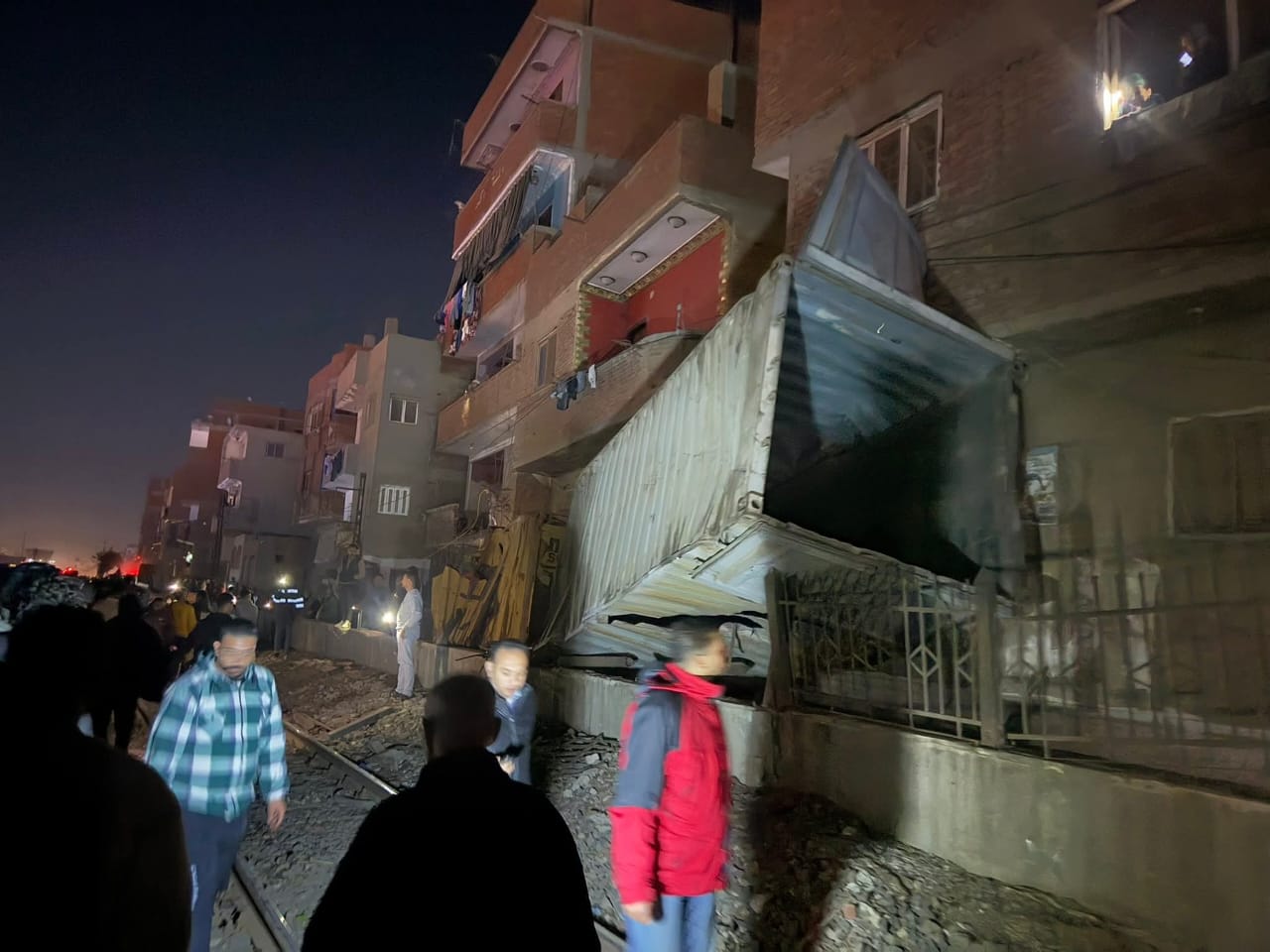 سقوط حاويات فارغة من على قطار بجوار طريق القاهرة الإسكندرية الزراعي بطوخ (2)