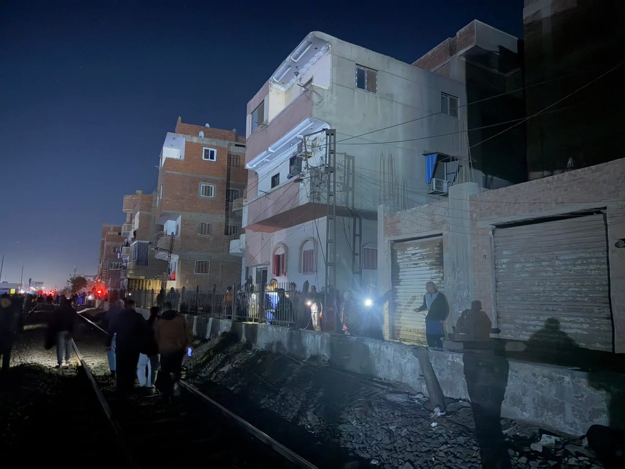 سقوط حاويات فارغة من على قطار بجوار طريق القاهرة الإسكندرية الزراعي بطوخ (8)