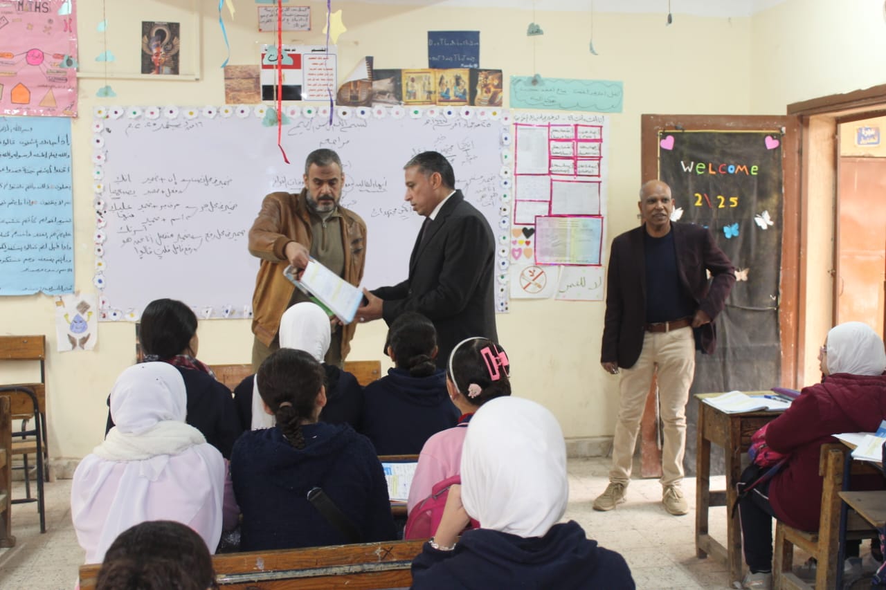 مدير تعليم الجيزة يتابع انتظام اليوم الدراسي (2)