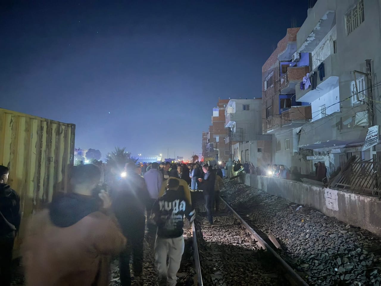 سقوط حاويات فارغة من على قطار بجوار طريق القاهرة الإسكندرية الزراعي بطوخ (5)