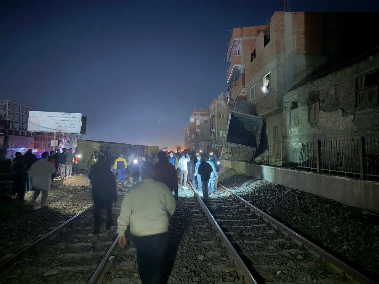 سقوط حاويات فارغة من على قطار بجوار طريق القاهرة الإسكندرية الزراعي بطوخ (1)