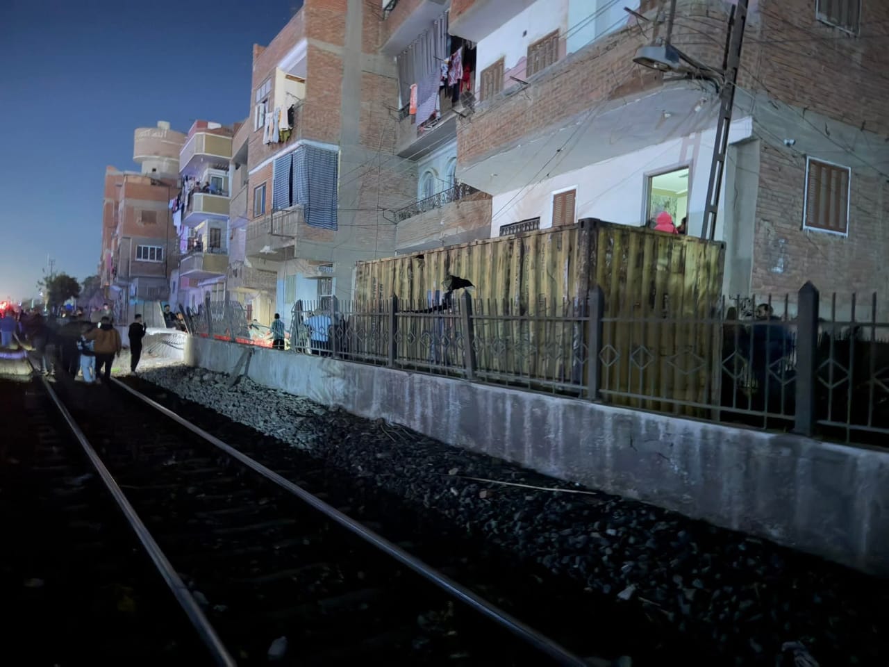 سقوط حاويات فارغة من على قطار بجوار طريق القاهرة الإسكندرية الزراعي بطوخ (7)