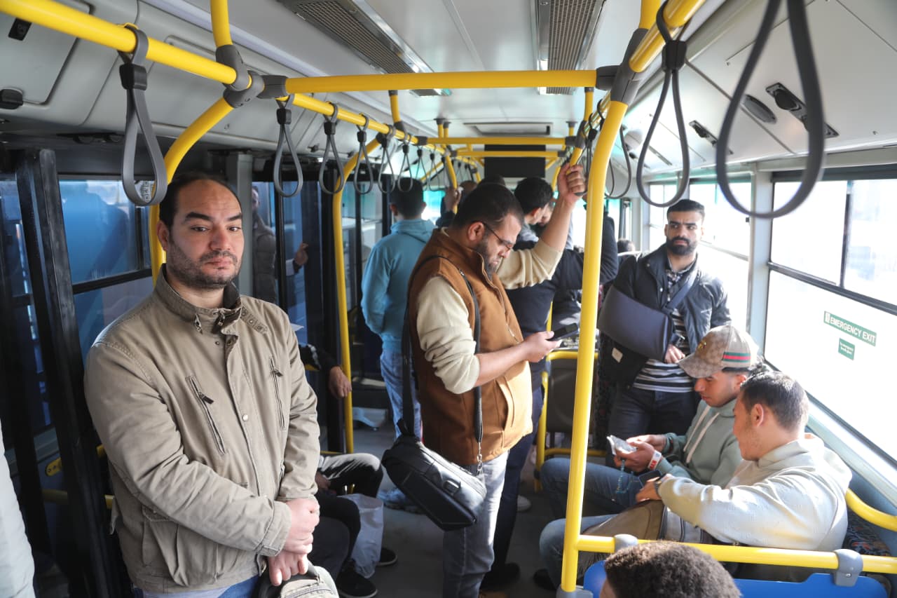 المواطنون يستقلون الأتوبيس الترددى