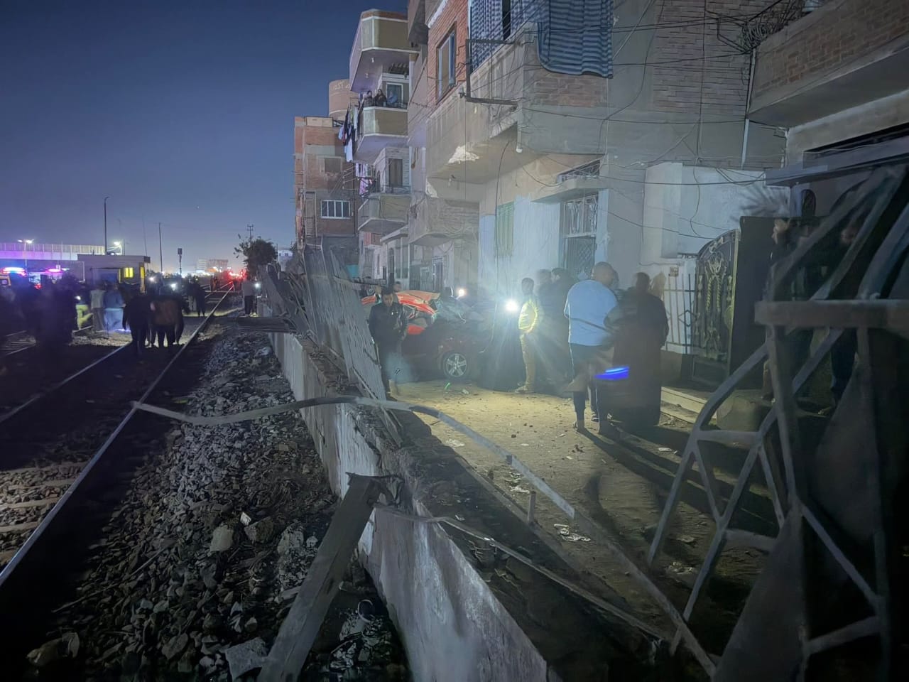 سقوط حاويات فارغة من على قطار بجوار طريق القاهرة الإسكندرية الزراعي بطوخ (6)