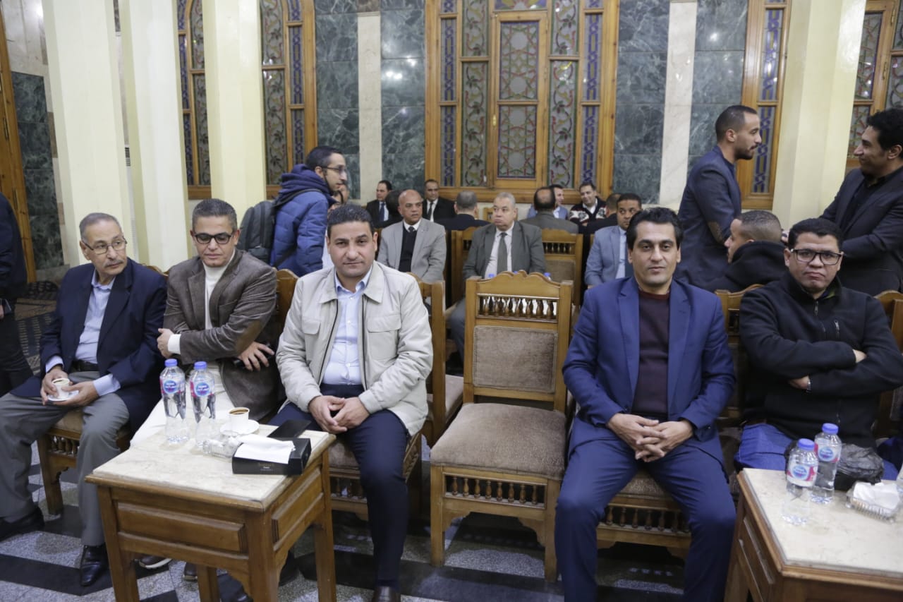 الكاتب الصحفى عبدالفتاح عبدالمنعم و يوسف ايوب  فى عزاء والدة عماد الدين حسين بعمر مكرم (7)