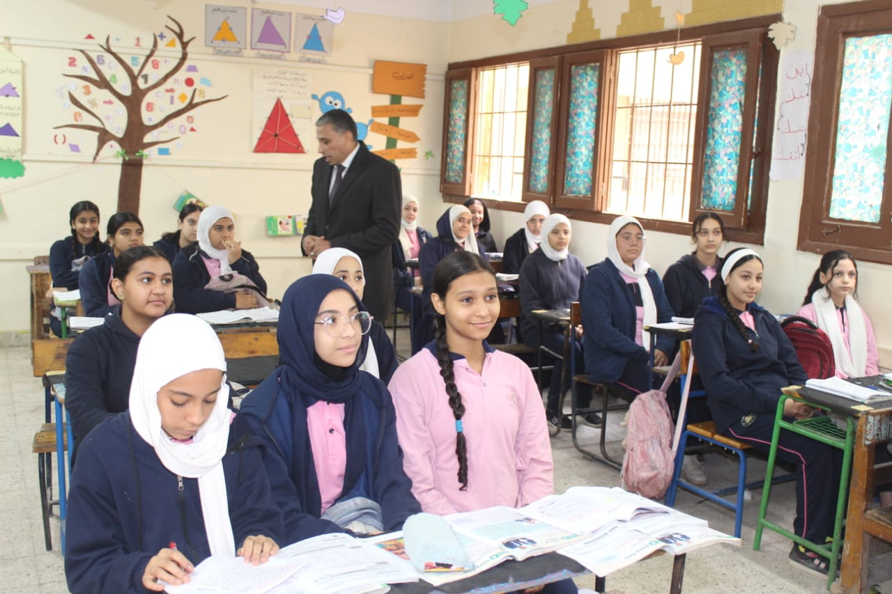 مدير تعليم الجيزة يتابع انتظام اليوم الدراسي (3)