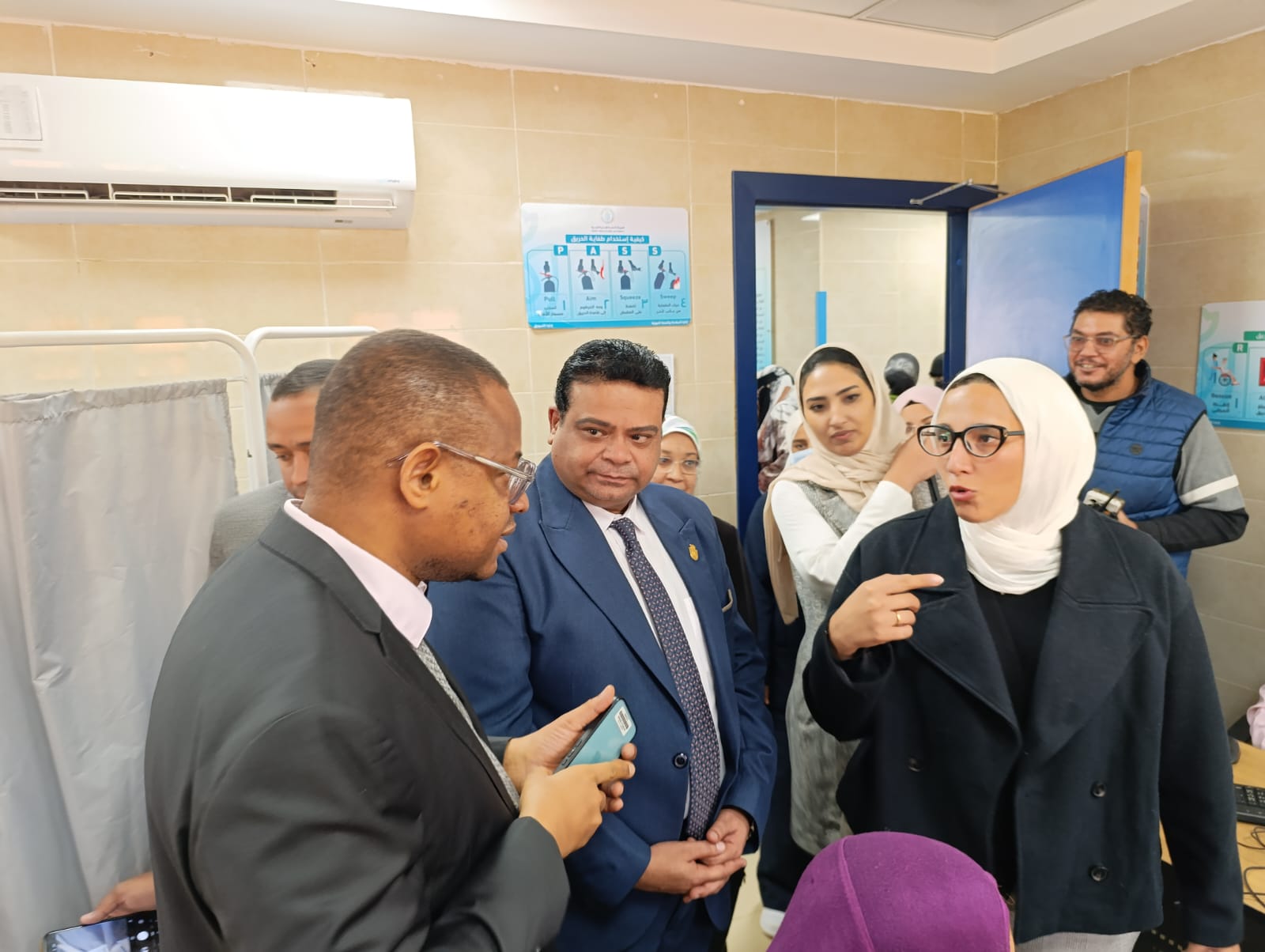 الوفد يستمع لشرح عن آلية العمل الوفد يستمع لشرح عن آلية العمل