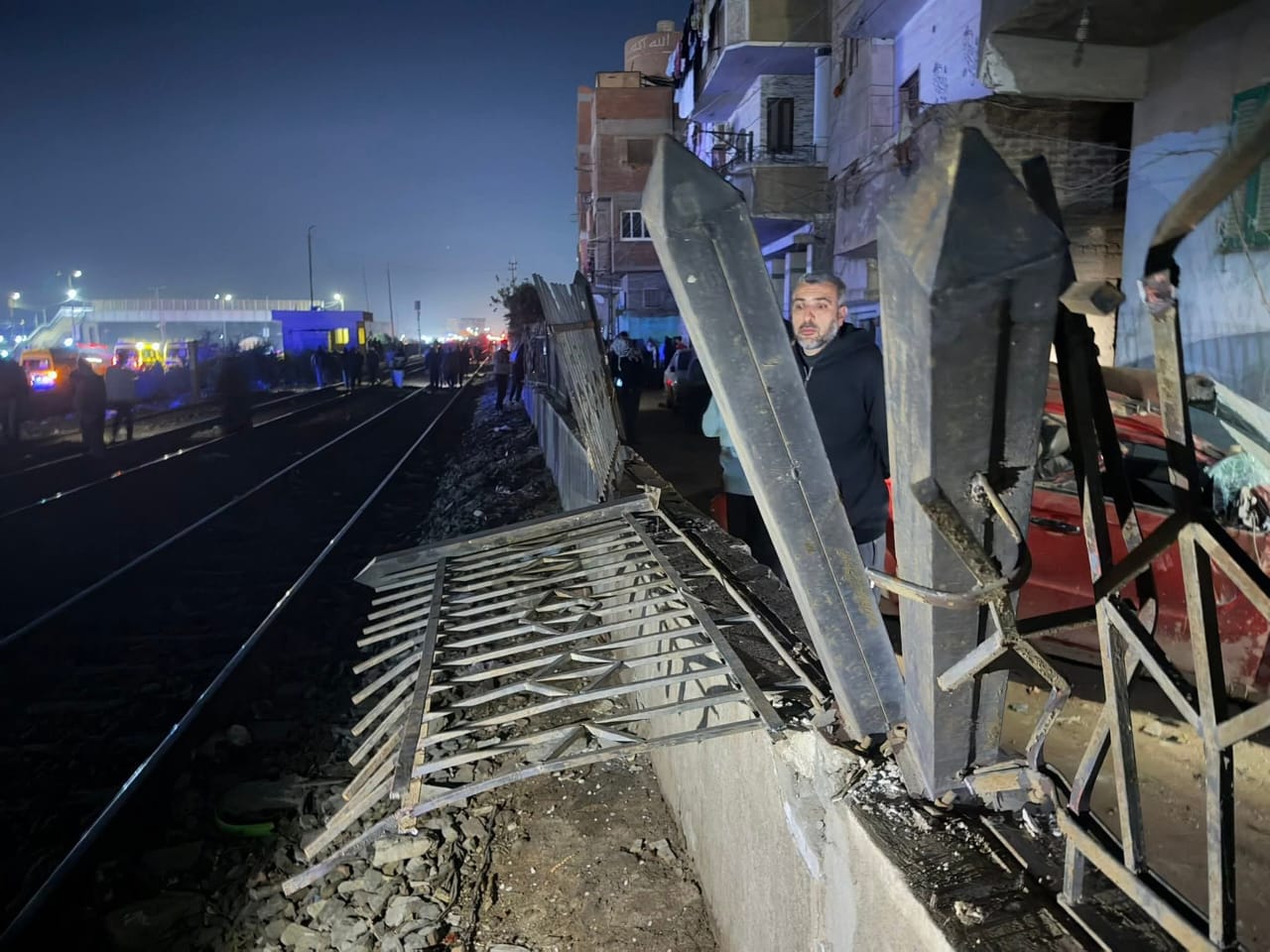 سقوط حاويات فارغة من على قطار بجوار طريق القاهرة الإسكندرية الزراعي بطوخ (11)