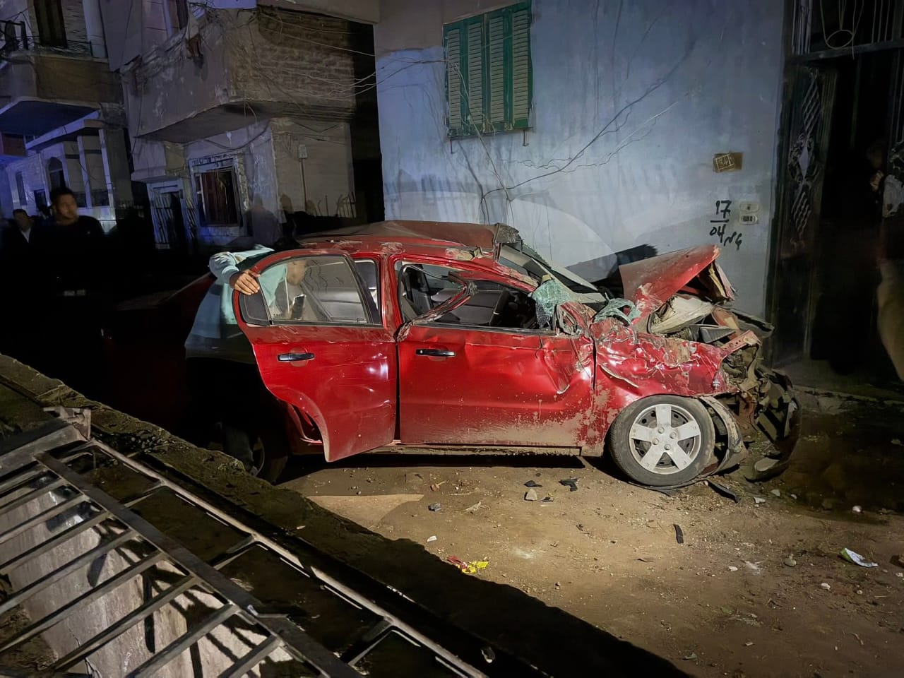 سقوط حاويات فارغة من على قطار بجوار طريق القاهرة الإسكندرية الزراعي بطوخ (12)