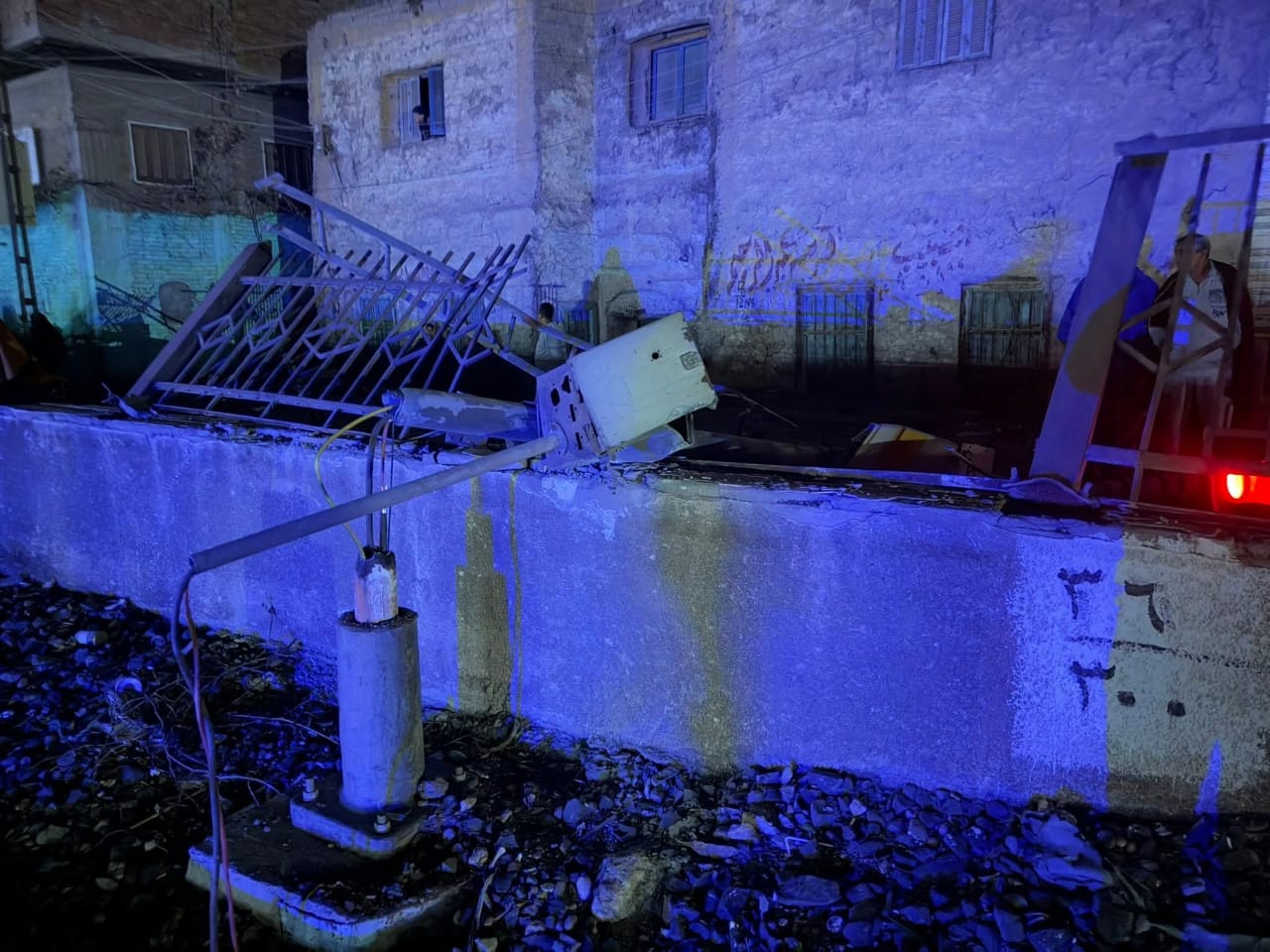 سقوط حاويات فارغة من على قطار بجوار طريق القاهرة الإسكندرية الزراعي بطوخ (10)