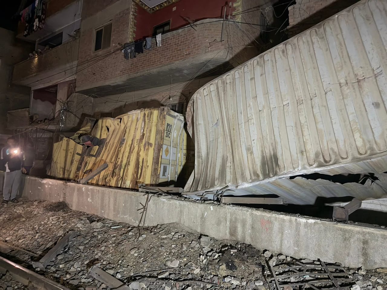 سقوط حاويات فارغة من على قطار بجوار طريق القاهرة الإسكندرية الزراعي بطوخ (3)