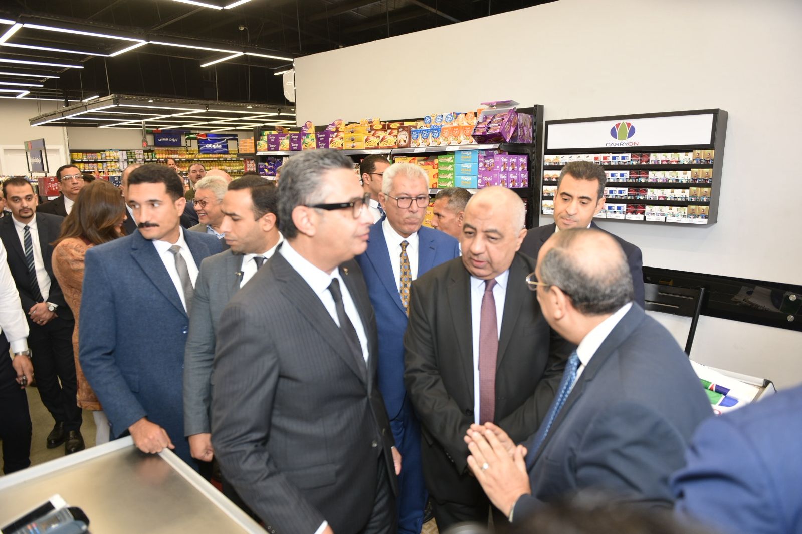 وزير التموين خلال الافتتاح 