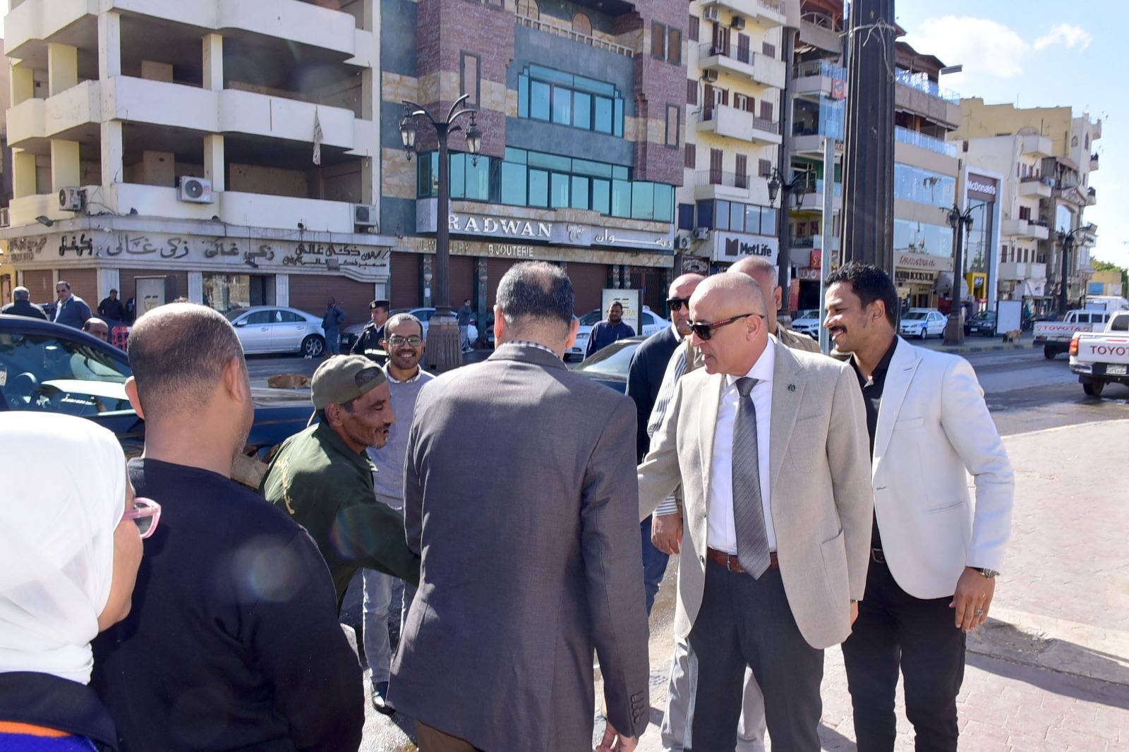 المحافظ يشدد على ضرورة رفع الإشغالات المخالفة فوراً المحافظ يشدد على ضرورة رفع الإشغالات المخالفة فوراً