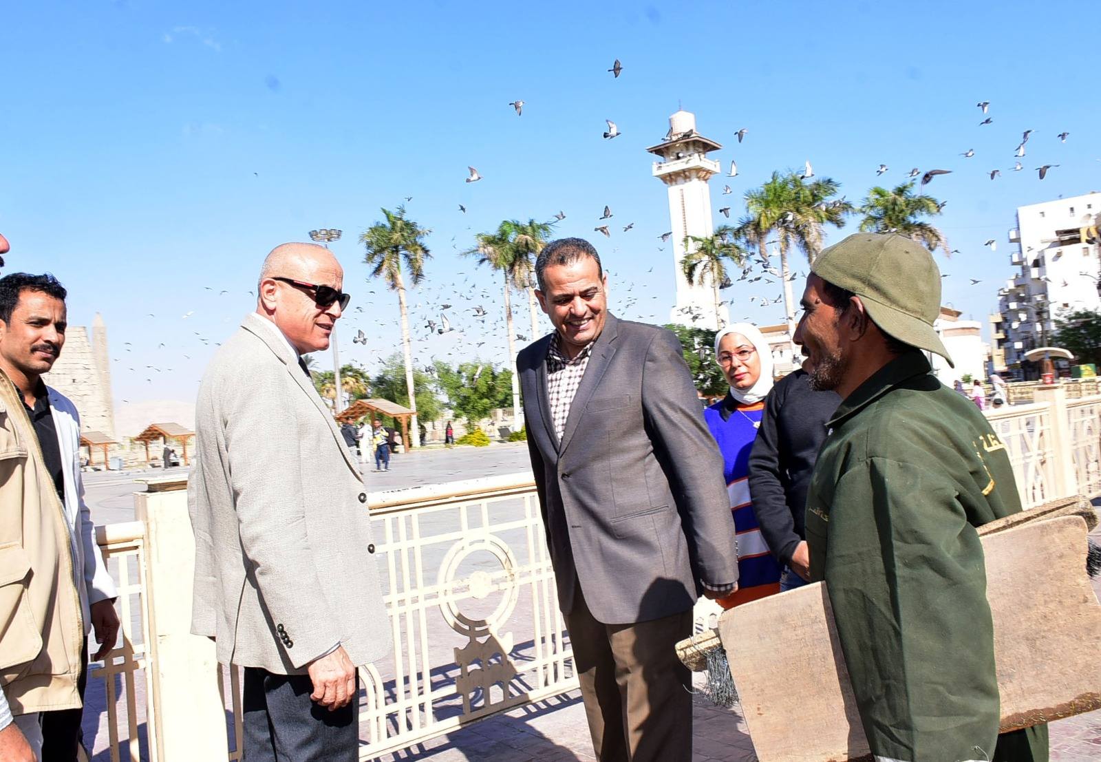 لقاء المحافظ مع رجال النظافة خلال جولته بالميادين لقاء المحافظ مع رجال النظافة خلال جولته بالميادين
