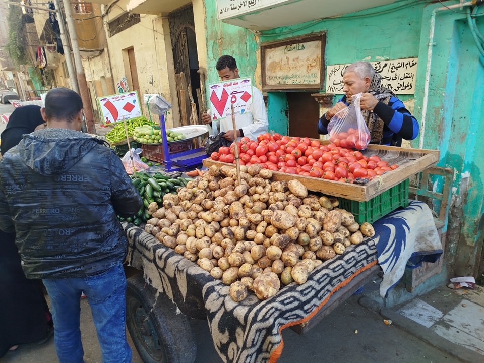 سلع مخفضة بسوق اليوم الواحد رقم 47 في شرق السكة الحديد بالأقصر