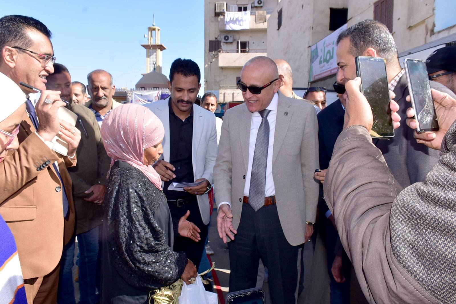 لقاء المحافظ مع بائعة فى السوق ويكلف بدعمها فى شرق السكة الحديد