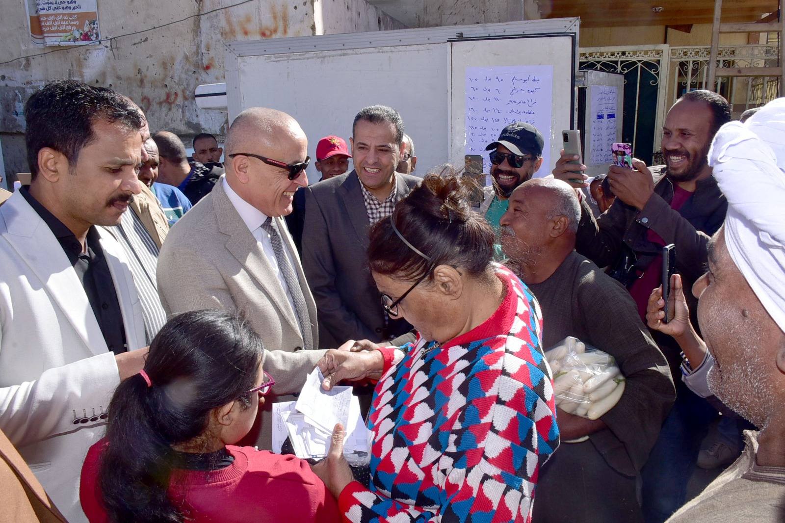 لقاء المحافظ مع المواطنين وتوجيه بدعم أسرة طفلة من ذوى الاحتياجات