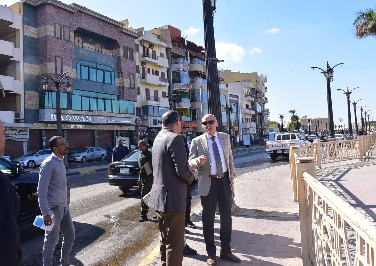 محافظ الأقصر يقود جولة في الشوارع والميادين لمتابعة التجميل وحركة المرور محافظ الأقصر يقود جولة في الشوارع والميادين لمتابعة التجميل وحركة المرور