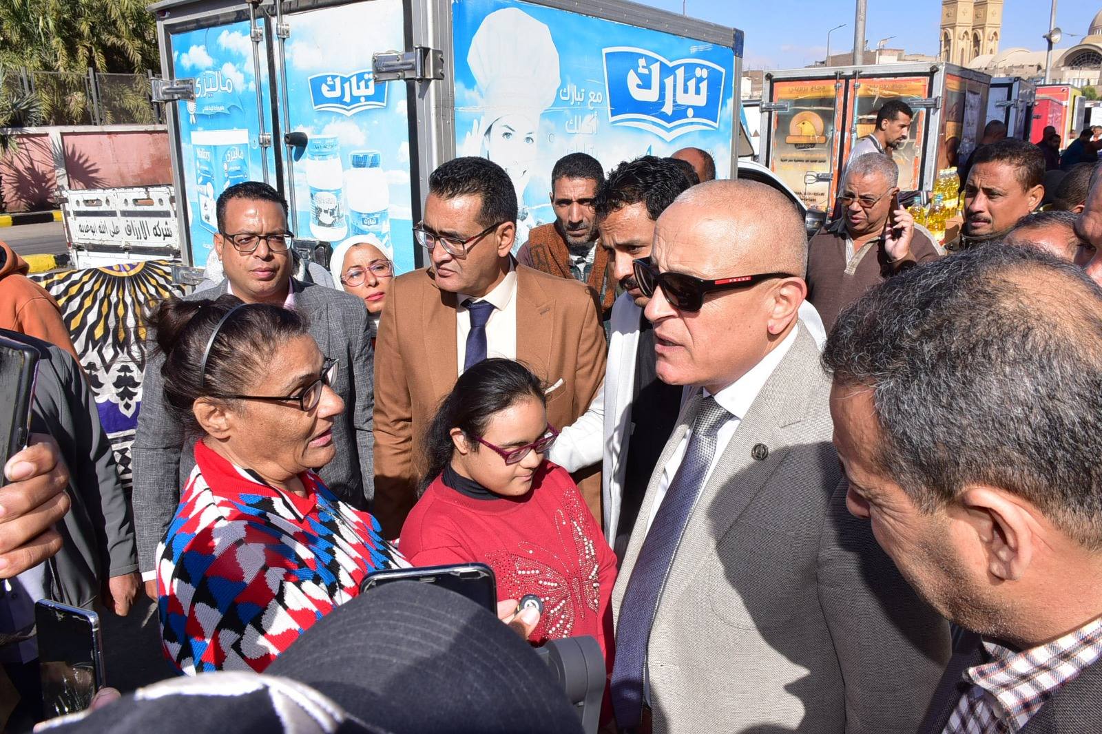 محافظ الأقصر يوجه بدعم طفلة من ذوي الاحتياجات الخاصة برفقة والدتها