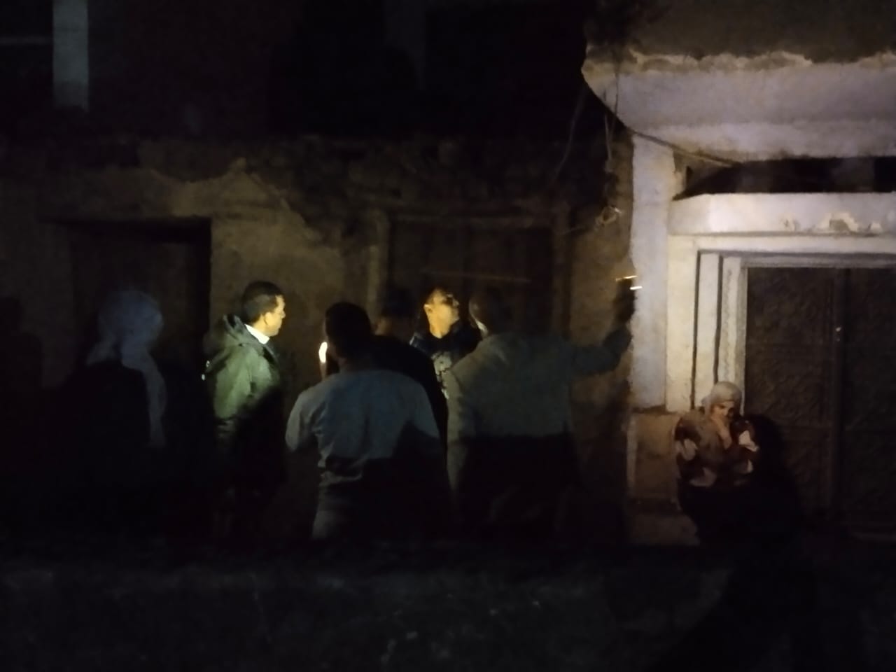 لجنة فنية للتأكد من السلامة الإنشائية للعقارات بموقع الحادث  (4)