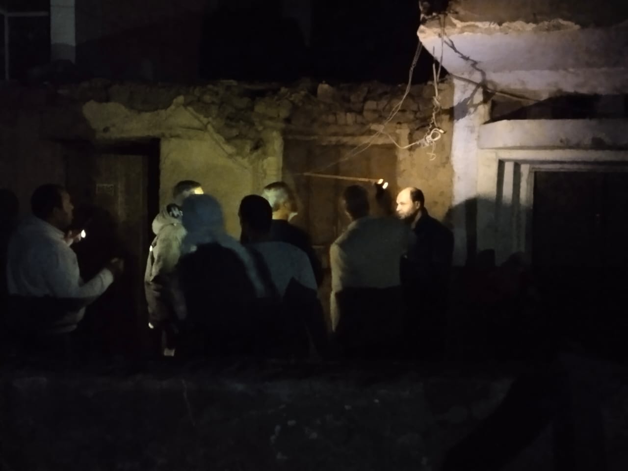 لجنة فنية للتأكد من السلامة الإنشائية للعقارات بموقع الحادث  (3)