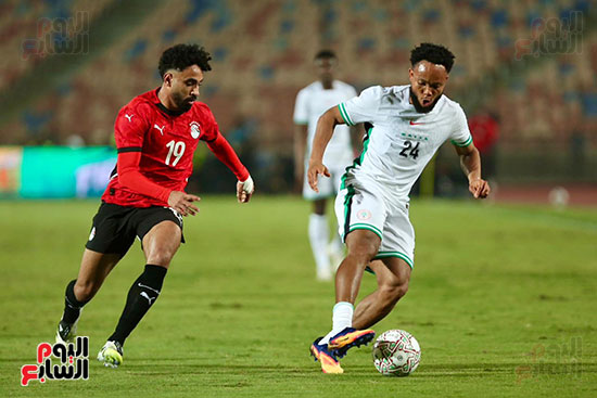 مروان حمدي مع لاعب نيجيريا مروان حمدي مع لاعب نيجيريا