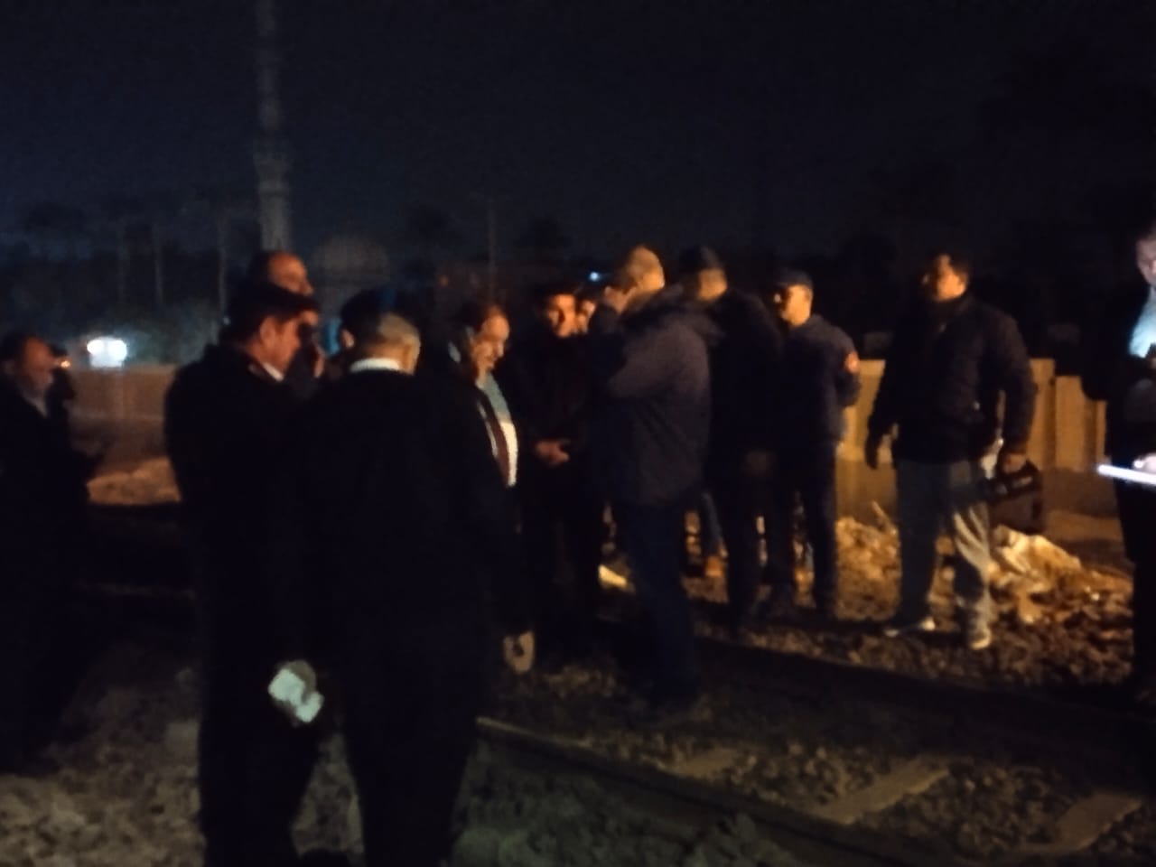 محافظ القليوبية ومدير الأمن بموقع سقوط حاويات من على قطار بطوخ (2)