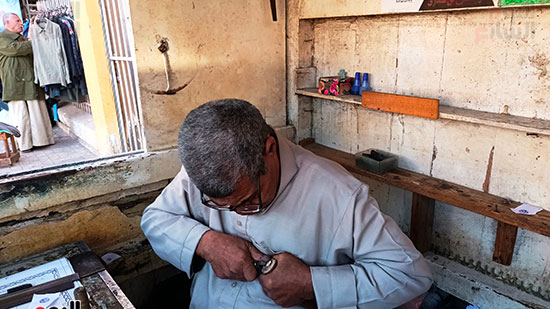 عم-محمد-يستخدم-حرفته