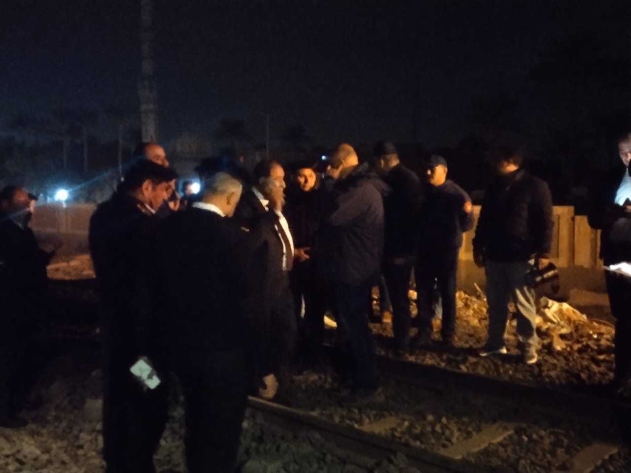 محافظ القليوبية ومدير الأمن بموقع سقوط حاويات من على قطار بطوخ (3)