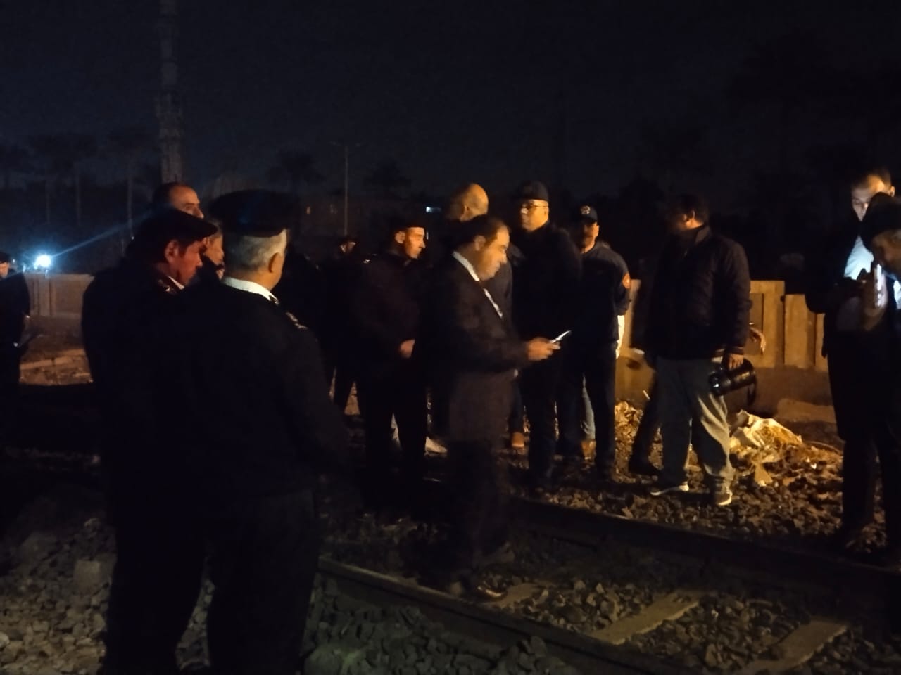 محافظ القليوبية ومدير الأمن بموقع سقوط حاويات من على قطار بطوخ (1)