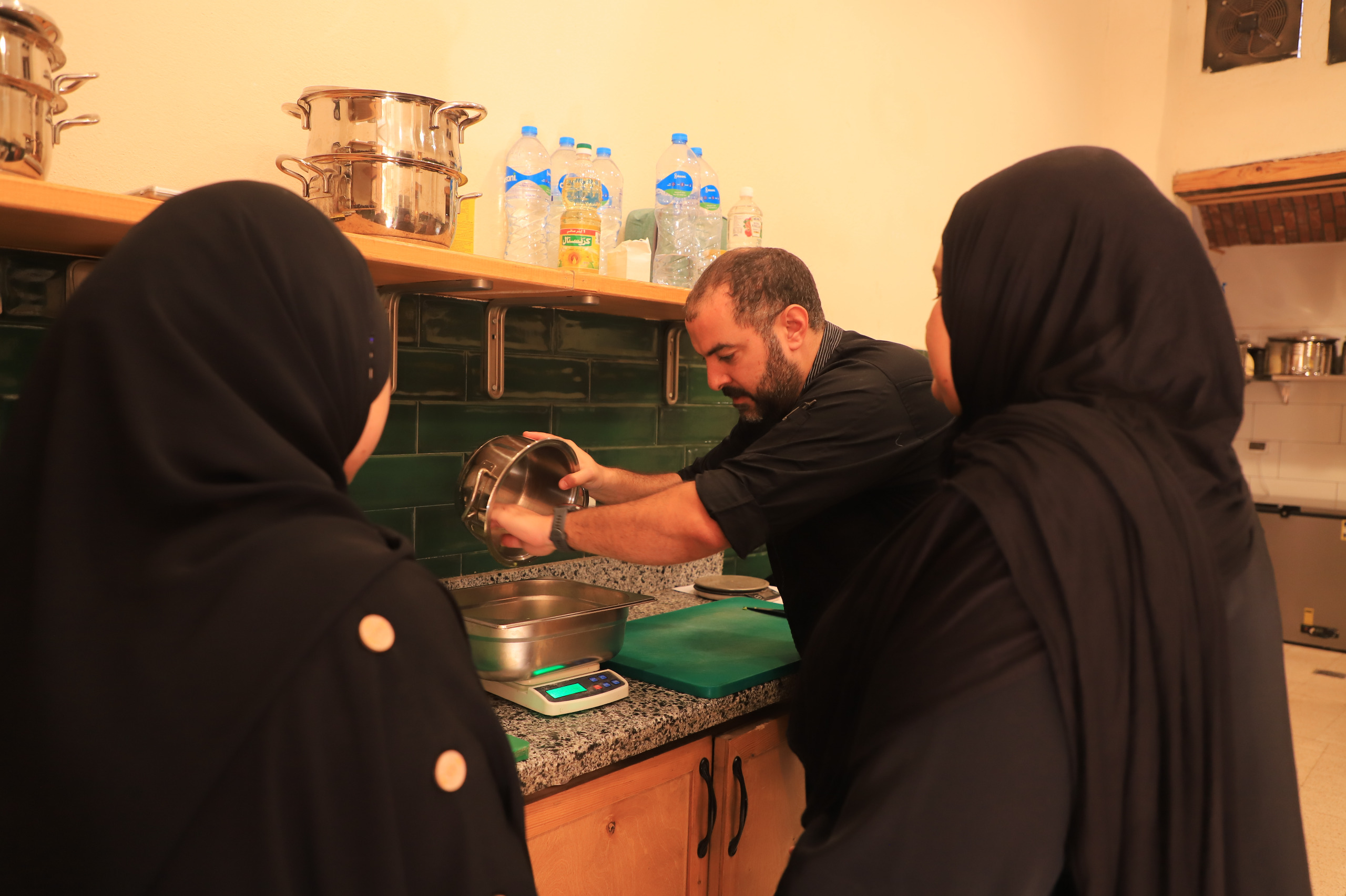 جانب من تدريب السيدات ضمن مشروع مائدة إسنا التراثية