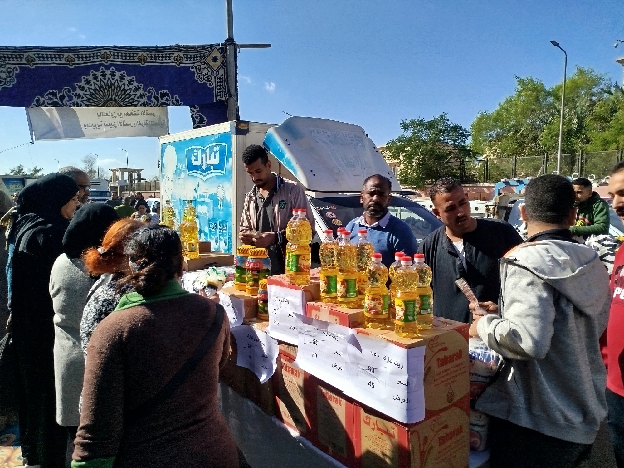 الإقبال على سوق اليوم الواحد رقم 47 في شرق السكة الحديد بالأقصر