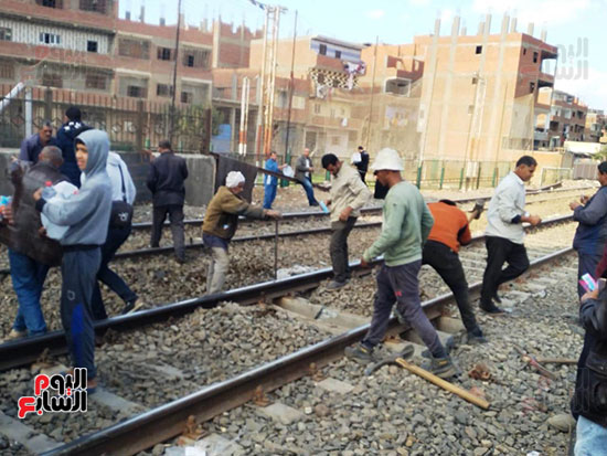 توزيع مياه وعصائر على العمال أثناء صيانة خط السكة الحديد بطوخ  (6)