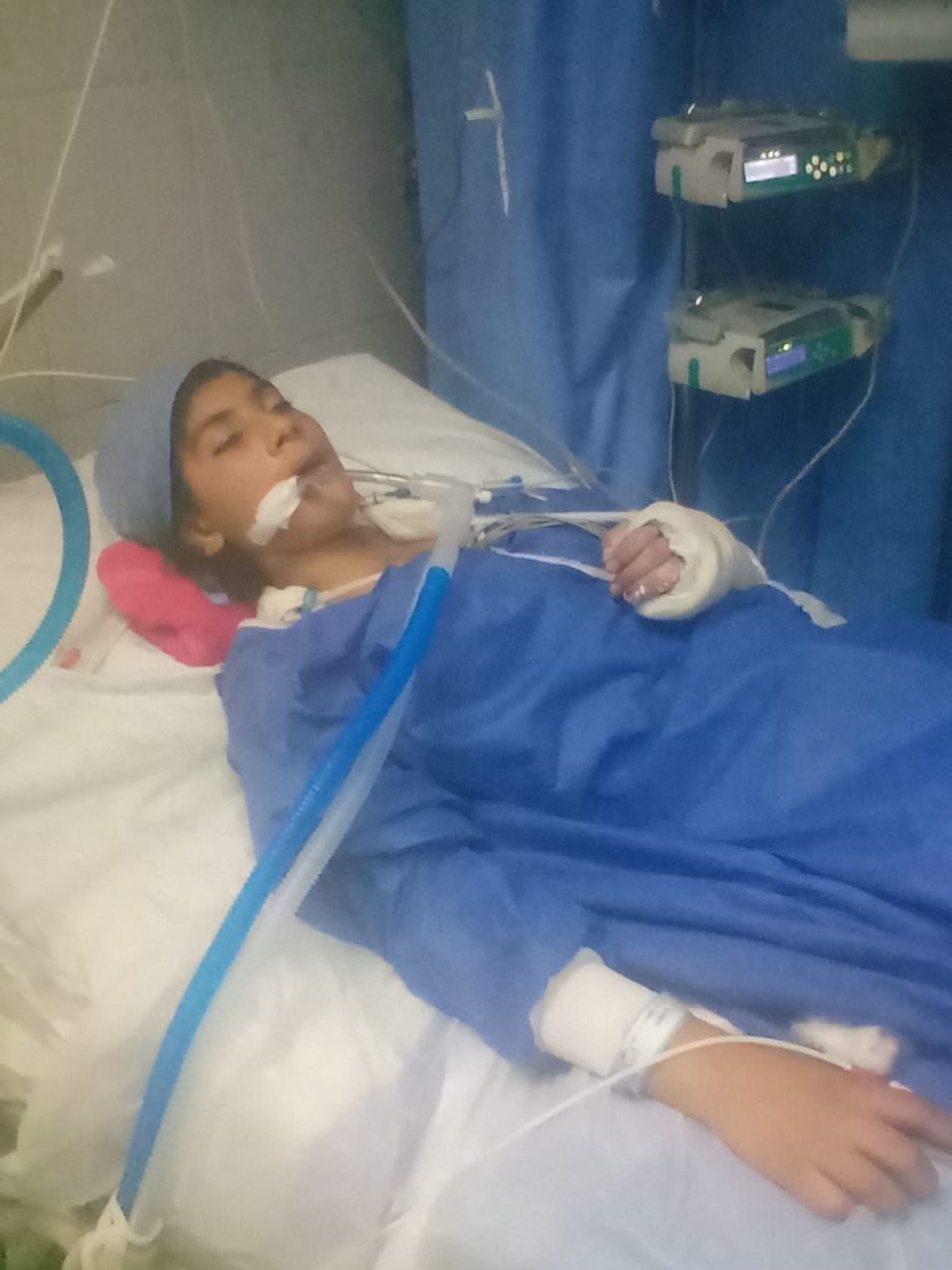 ماجده محمد أثناء تواجدها بالعناية المركزة لمدة شهر