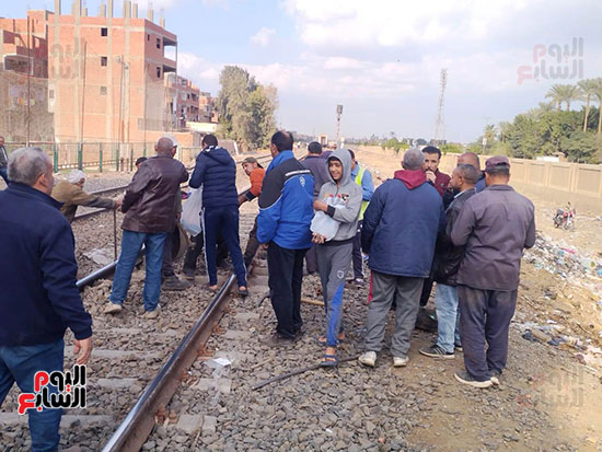 توزيع مياه وعصائر على العمال أثناء صيانة خط السكة الحديد بطوخ  (8)
