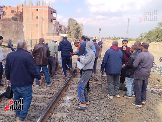 توزيع مياه وعصائر على العمال أثناء صيانة خط السكة الحديد بطوخ  (9)