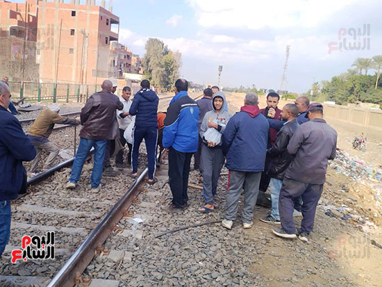 توزيع مياه وعصائر على العمال أثناء صيانة خط السكة الحديد بطوخ  (10)
