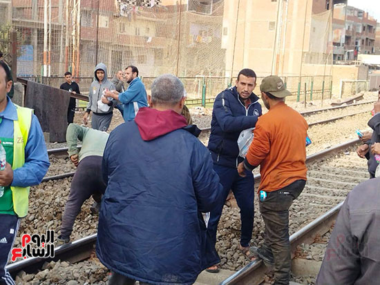 توزيع مياه وعصائر على العمال أثناء صيانة خط السكة الحديد بطوخ  (7)