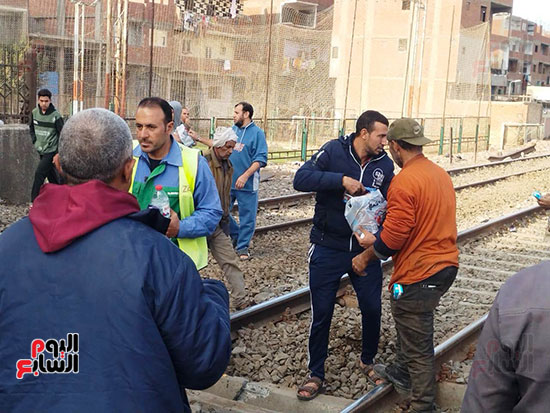 توزيع مياه وعصائر على العمال أثناء صيانة خط السكة الحديد بطوخ  (3)