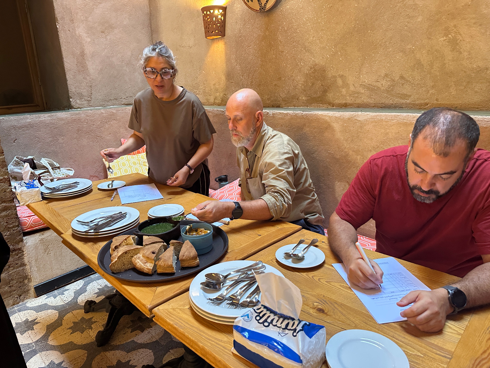 تقديم أكلات تراثية أمام لجنة مسابقة الطهى الجديدة بإسنا