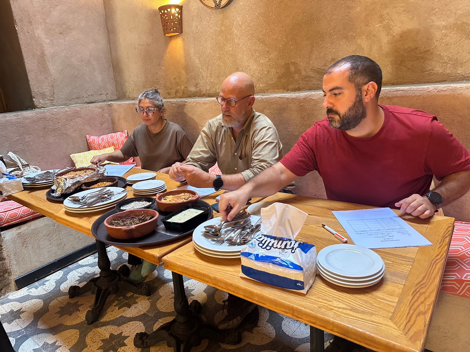 جانب من تقديم أكلات تراثية أمام لجنة مسابقة الطهى الجديدة بإسنا