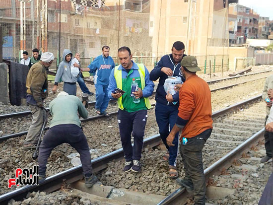 توزيع مياه وعصائر على العمال أثناء صيانة خط السكة الحديد بطوخ  (4)