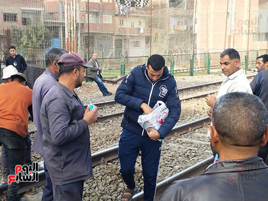 توزيع مياه وعصائر على العمال أثناء صيانة خط السكة الحديد بطوخ  (1)