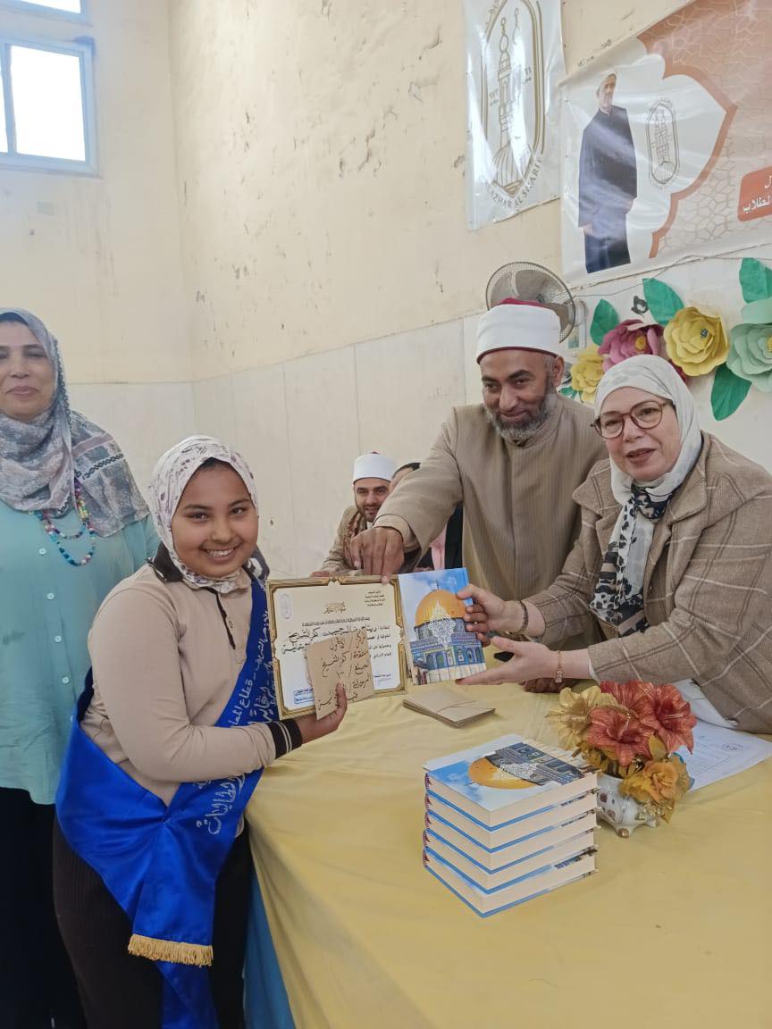 تكريم الطالبة ريتاج رضا السيد حبيب الأولى على مستوى الجمهورية في الإلقاء لفردي تكريم الطالبة ريتاج رضا السيد حبيب الأولى على مستوى الجمهورية في الإلقاء لفردي