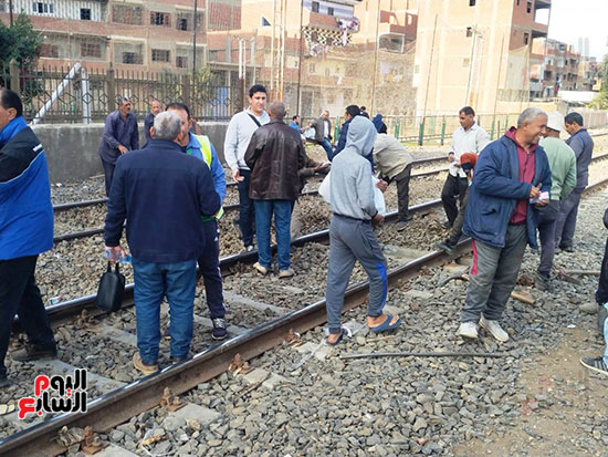 توزيع مياه وعصائر على العمال أثناء صيانة خط السكة الحديد بطوخ  (5)