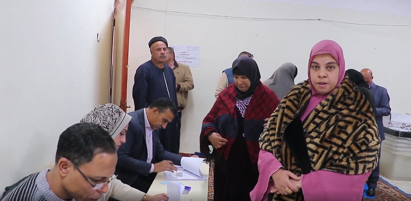 إداء الناخبين بأصواتهم