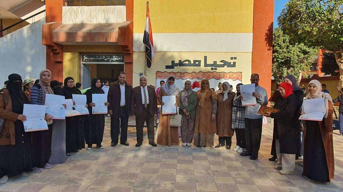 تكريم معلمى الصفوف الأولى في مدرسة عمر بن عبد العزيز الإبتدائية تكريم معلمى الصفوف الأولى في مدرسة عمر بن عبد العزيز الإبتدائية