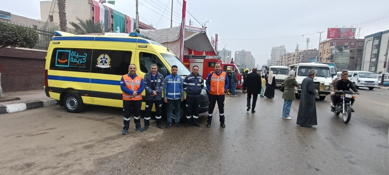 تمركز سيارات الإسعاف في محيط لجان انتخابات مجلس النواب (2)