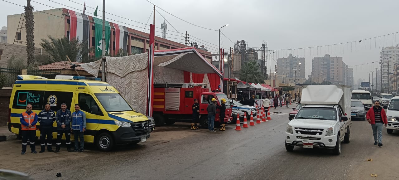 تمركز سيارات الإسعاف في محيط لجان انتخابات مجلس النواب (3)