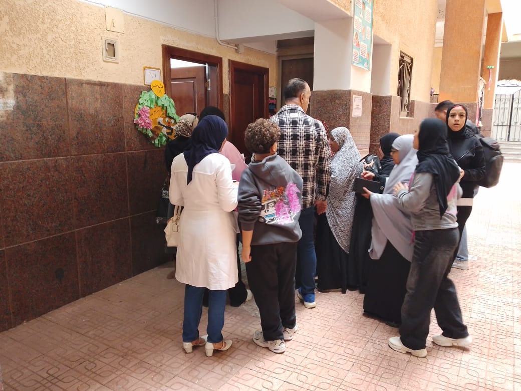 مشاركة فعالة من السيدات فى انتخابات الاعادة بالمطرية